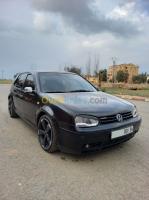 tiaret-sougueur-algerie-moyenne-berline-volkswagen-golf-4-match-2001