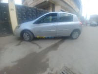 البليدة-الصومعة-الجزائر-سيارة-صغيرة-renault-clio-3-2011