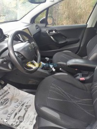 تلمسان-الجزائر-سيارة-صغيرة-peugeot-208-2013