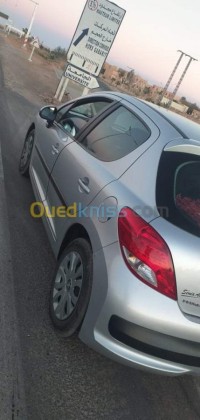 غليزان-الجزائر-سيارة-صغيرة-peugeot-207-2011