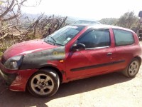 تيزي-وزو-ذراع-الميزان-الجزائر-سيارة-صغيرة-renault-clio-2-2001