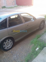 ain-temouchent-hammam-bouhadjar-algerie-berline-opel-vectra-2001