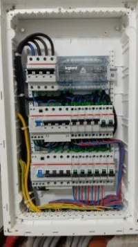 Electricien, plombier, constructeur 