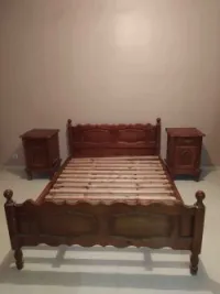 Belle chambre à coucher bois rouge