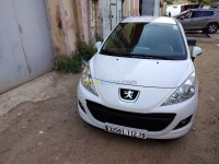 سكيكدة-الجزائر-سيارة-صغيرة-peugeot-207-2012
