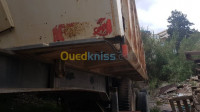 tizi-ouzou-algerie-autre-benne-de-camion-betonniere-grus