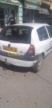 تيزي-وزو-عين-الحمام-الجزائر-سيارة-صغيرة-renault-clio-2-2001