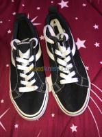 alger-dar-el-beida-algerie-basquettes-converse-noir-de-chez-primark