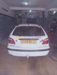 البويرة-الجزائر-سيارة-صغيرة-megane-reneau-2000