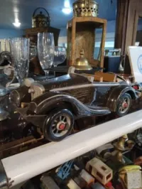 Voiture en bois signé Yorme Belgique