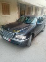 tizi-ouzou-sidi-naamane-algerie-berline-mercedes-benz-classe-c-ar-1994