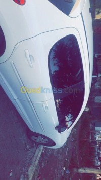 وهران-الجزائر-سيارة-صغيرة-peugeot-207-2013