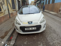 oran-bir-el-djir-algerie-moyenne-berline-peugeot-308-2011