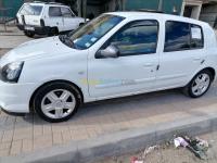 خنشلة-الجزائر-سيارة-صغيرة-renault-clio-campus-bye-2012