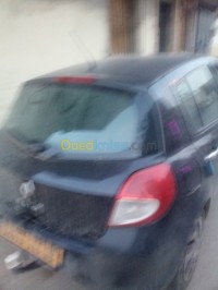البليدة-بوفاريك-الجزائر-سيارة-صغيرة-renault-clio-3-2011