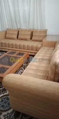 Sofa de 06 places + 02 poufs