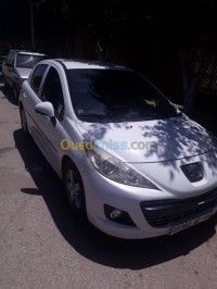 عين-تموشنت-الجزائر-سيارة-صغيرة-peugeot-207-2012