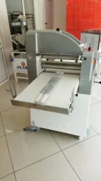 LAMINOIR A TAPIS 500 MM SUR SOCLE