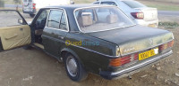 laghouat-algerie-grande-berline-mercedes-benz-w-123-300-d-1983