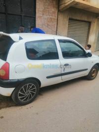 عين-الدفلى-الجزائر-سيارة-صغيرة-renault-clio-2-2001