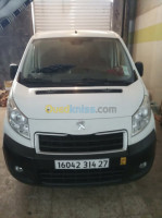 mostaganem-bouguirat-algerie-fourgon-renault-trafic-2014