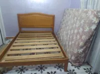 Chambre à coucher, table et armoire
