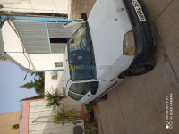 tlemcen-bab-el-assa-algerie-citadine-renault-clio-1-1997