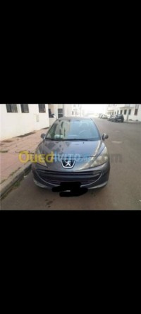 المدية-العزيزية-الجزائر-سيارة-صغيرة-peugeot-207-2010