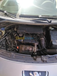 جيجل-الجزائر-سيارة-صغيرة-peugeot-207-2008