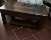 Un salon avec une table de basse à ven