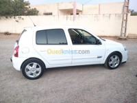 عين-الدفلى-الأشياخ-الجزائر-سيارة-صغيرة-renault-clio-campus-2014