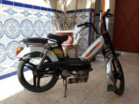 sidi-bel-abbes-algerie-motos-scooters-peugeot-103-2000