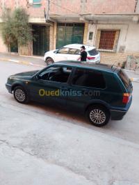البليدة-لارباع-الجزائر-سيارة-صغيرة-volkswagen-golf-3-1998