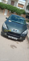 alger-dar-el-beida-algerie-moyenne-berline-peugeot-307-2007