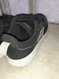 Chaussure Adidas homme où enfants. 