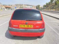 قسنطينة-الجزائر-سيارة-المدينة-renault-clio-2000