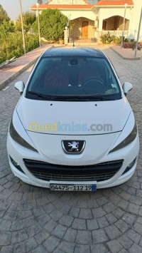 سطيف-الجزائر-سيارة-صغيرة-peugeot-207-allure-2012