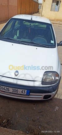 البليدة-الجزائر-سيارة-صغيرة-renault-clio-2-2000