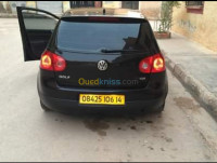 tiaret-ksar-chellala-algerie-moyenne-berline-volkswagen-golf-5-2006