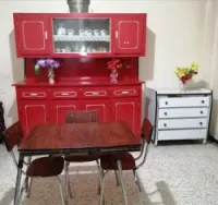 خزانة أواني +أدراج +طاولة طعام +3كراسي