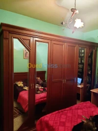 Chambre à coucher avec deux tables