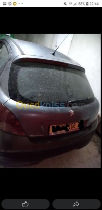 مستغانم-الجزائر-سيارة-صغيرة-peugeot-207-2008