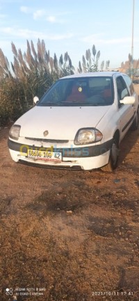 تيبازة-بوسماعيل-الجزائر-سيارة-صغيرة-renault-clio-2-2000