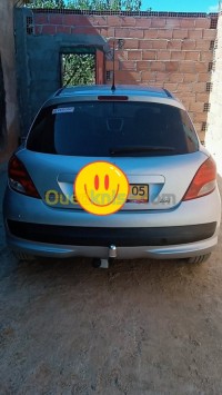 باتنة-عين-التوتة-الجزائر-سيارة-صغيرة-peugeot-207-2012
