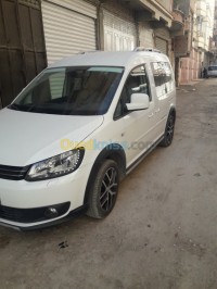 باتنة-الجزائر-سيارة-صالون-عائلية-volkswagen-caddy-cross-2015