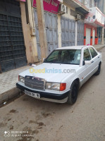 alger-dar-el-beida-algerie-grande-berline-mercedes-benz-classe-e-1991