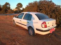 mostaganem-achaacha-algerie-berline-renault-clio-classique-2002