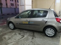 أم-البواقي-عين-بابوش-الجزائر-سيارة-صغيرة-renault-clio-3-2011