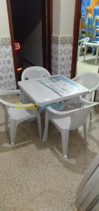 طاولاة بلاستيكية ب أربع كراسي 