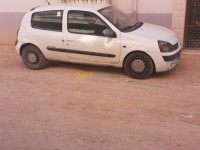 باتنة-المعذر-الجزائر-سيارة-صغيرة-renault-clio-2-2002